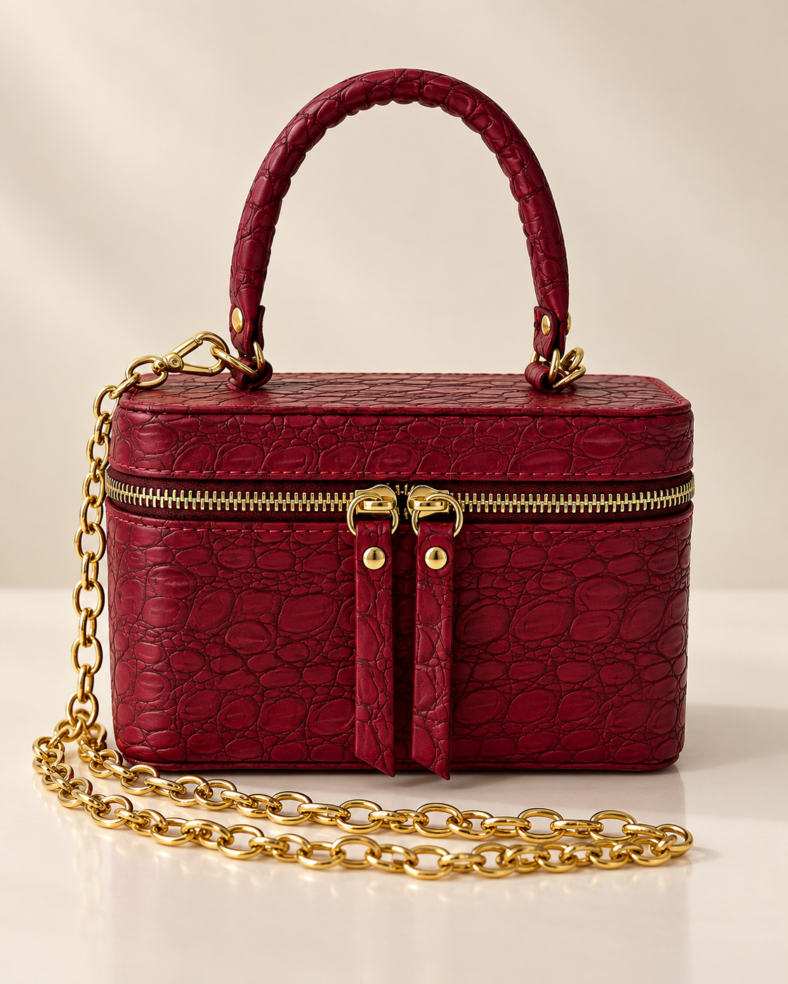 Bolsa Marcela bordô estilo baú com alça em corrente dourada
