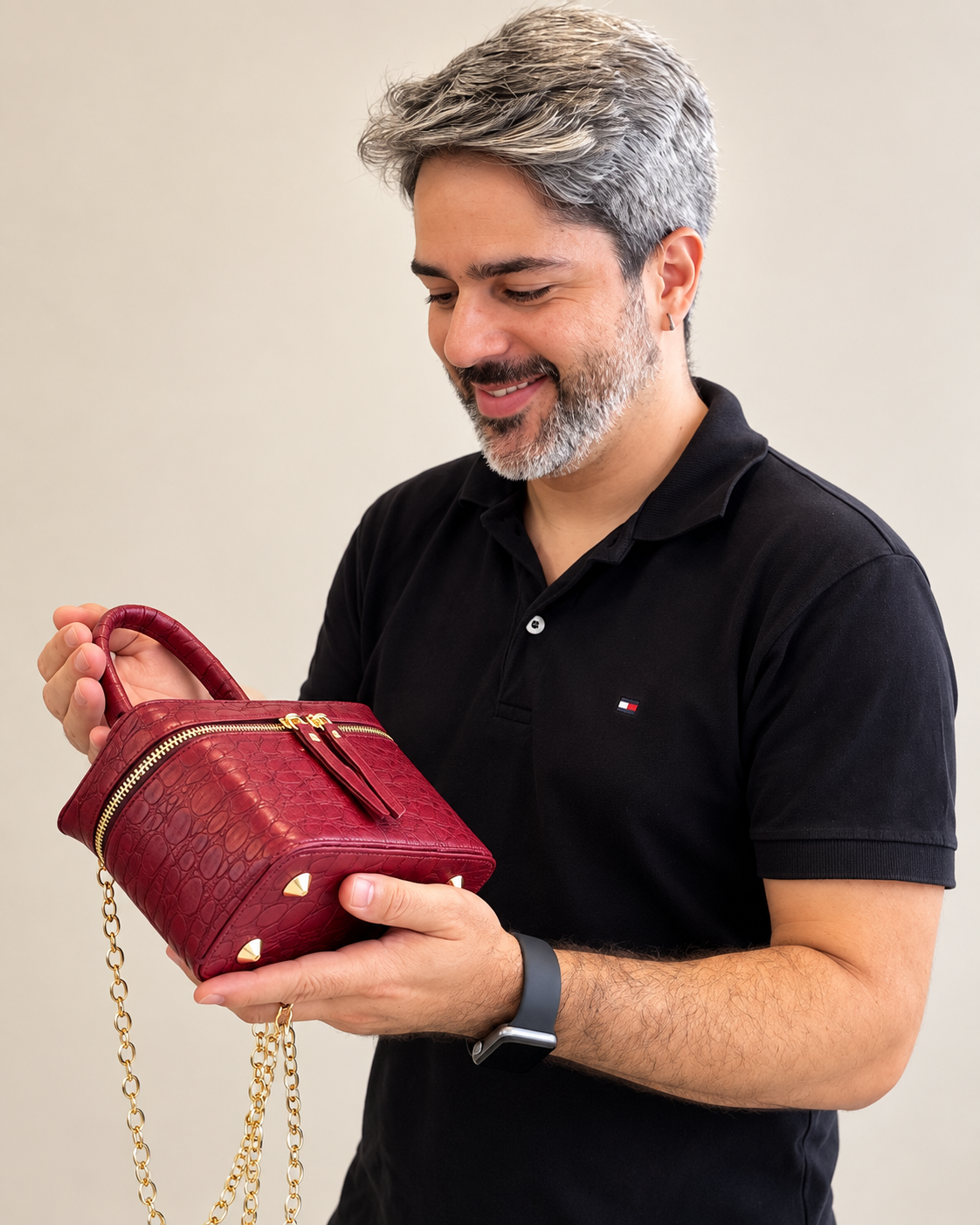 Edu Góis observando a Bolsa Marcela e analisando sua construção